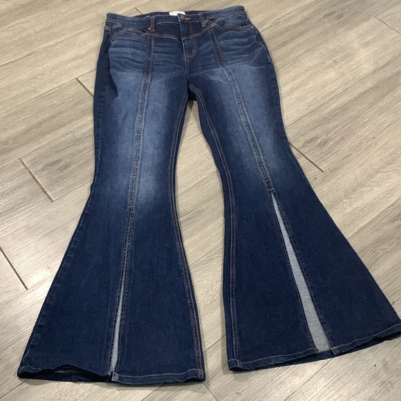 SHYANNE WOMEN'S DARK WASH MID RISE SLIT BOOT CUT JEANS size 32 - Picture 10 of 15